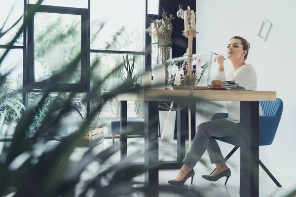 Séduisante femme d'affaires au bureau — Photo