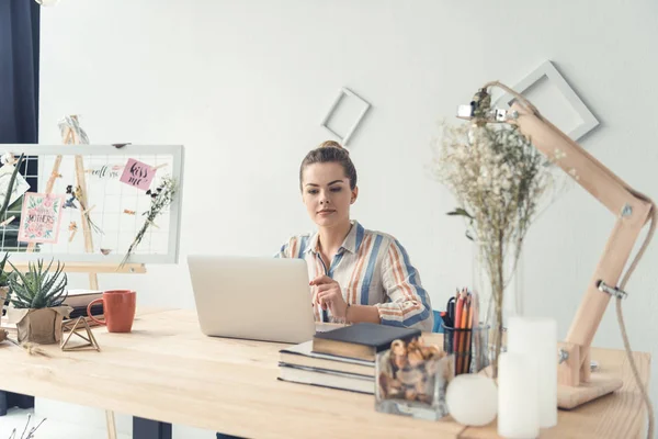 Femme d'affaires avec ordinateur portable au bureau — Photo