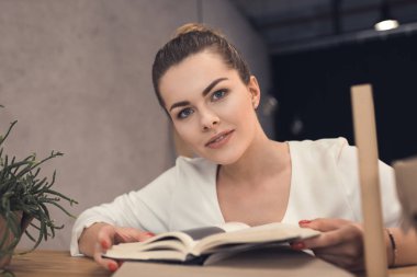 ofiste güzel iş kadını