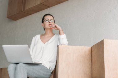 dizüstü bilgisayar ile güzel iş kadını