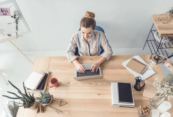 Affärskvinna med bärbar dator på kontoret — Stockfoto