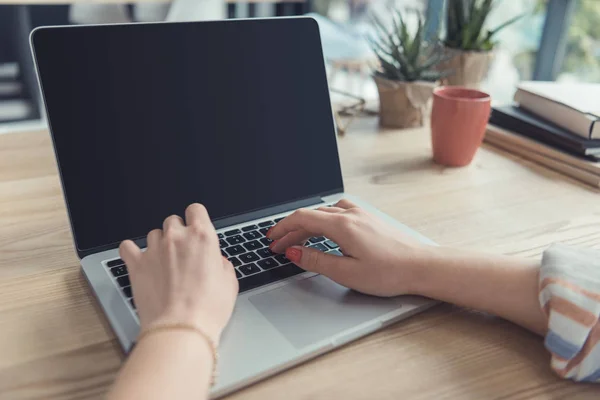 Manos escribiendo en el ordenador portátil — Foto de Stock