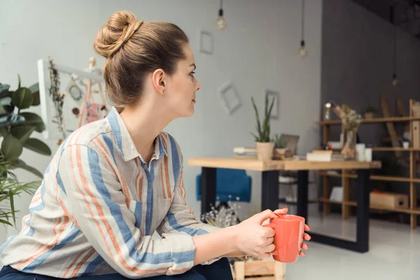 Affärskvinna på fika — Stockfoto