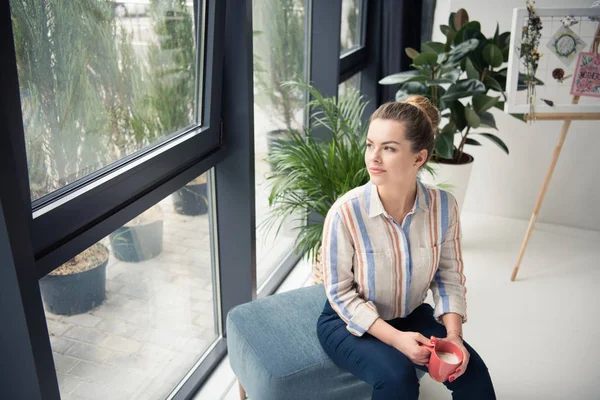 Femme d'affaires en pause café — Photo