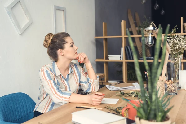 Empresária atraente no local de trabalho — Fotografia de Stock