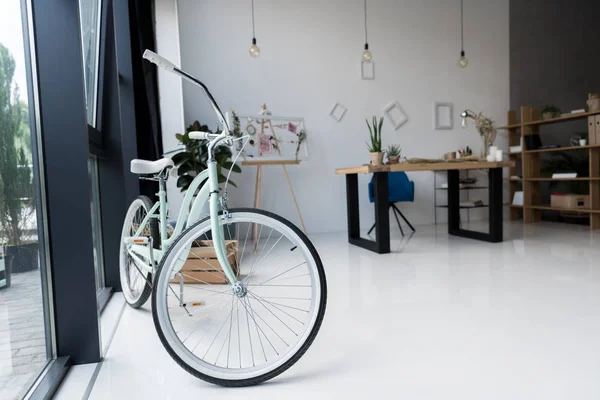 Fiets in creatieve kantoor — Stockfoto