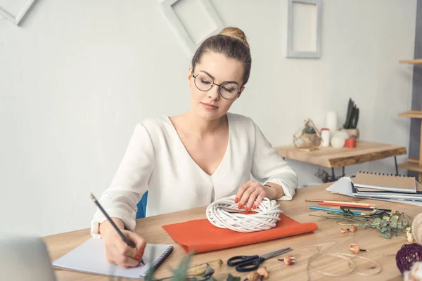 Fiorista con fiori sul posto di lavoro — Foto Stock