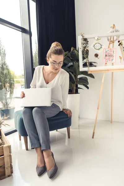 Бізнес-леді з ноутбуком в офісі — стокове фото