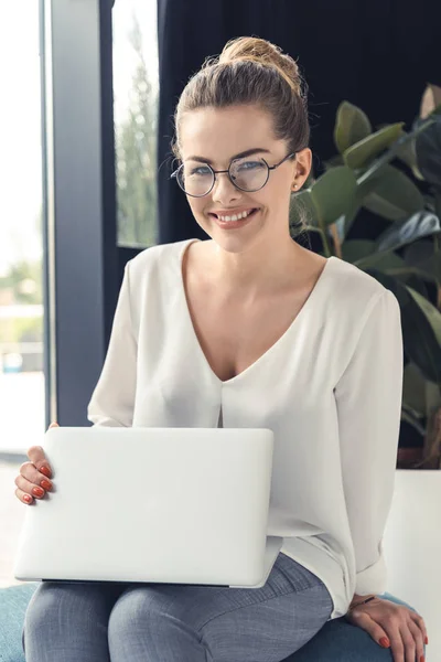 Empresária com laptop no escritório — Fotografia de Stock