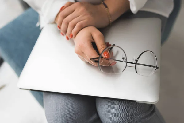 Hands with laptop and eyeglasses — Free Stock Photo