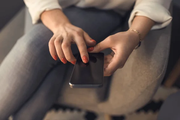 Kvinnliga händer med smartphone — Stockfoto