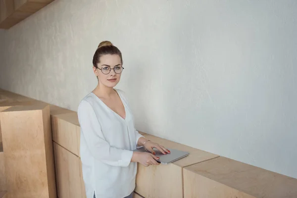 Красива бізнес-леді з ноутбуком — стокове фото