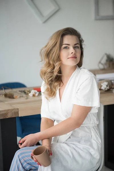 Mujer con taza de café — Foto de Stock