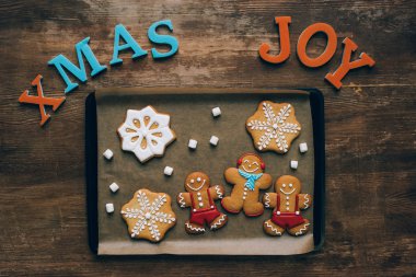 tepsi pişirme üzerinde Noel gingerbreads 
