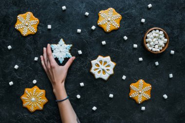 gingerbread kar taneleri ve marshmallow ile el