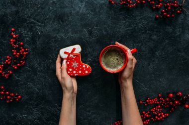 Noel kurabiye ve kahve elinde