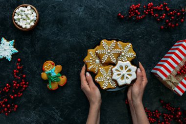 Noel kurabiyeleri elinde