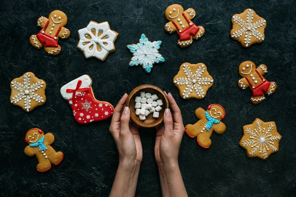 棉花糖和 gingerbreads 的双手 — 图库照片