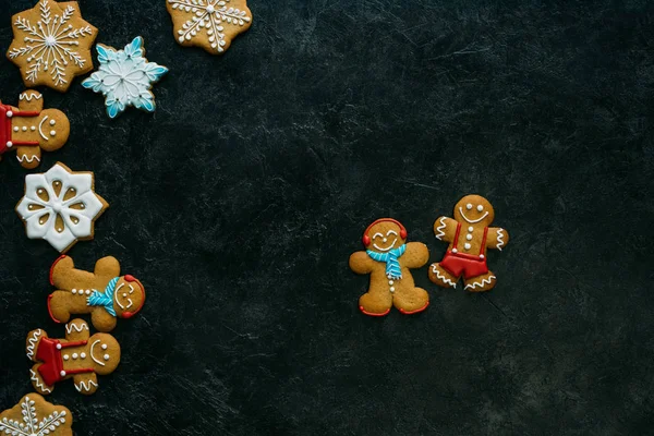 Pan de jengibre hombres y copos de nieve — Foto de Stock