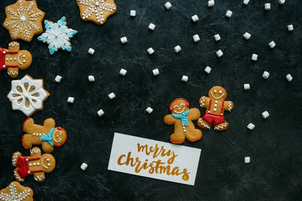 Pães de gengibre de Natal, marshmallows e cartão de saudação — Fotografia de Stock