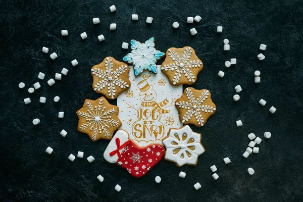 Kerstkaart en gingerbreads — Stockfoto