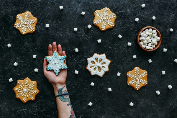 Hand with homemade christmas gingerbreads — Stock Photo, Image