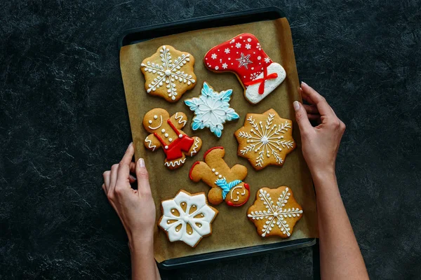 Tepsi pişirme üzerinde gingerbreads — Stok fotoğraf