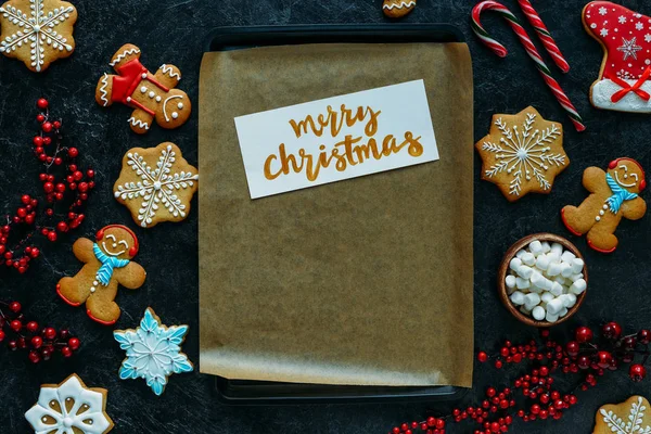 Tarjeta de Navidad en bandeja para hornear — Foto de Stock