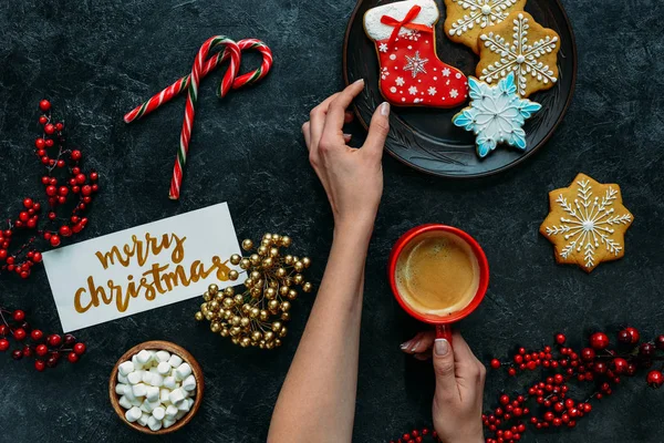 Handen met gingerbreads en koffie — Stockfoto