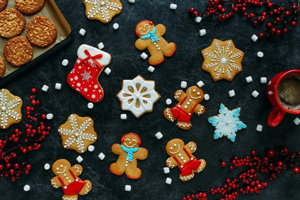 Christmas gingerbreads and coffee — Stock Photo, Image