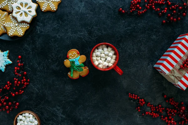 Gingerbread man and marshmallows in cup — Stock Photo, Image