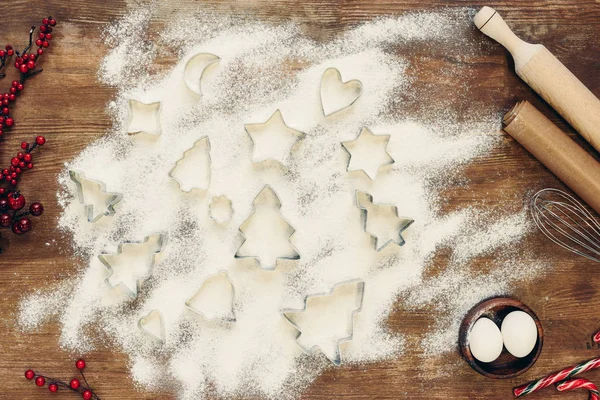 Formen und Zutaten für Weihnachtsplätzchen — Stockfoto