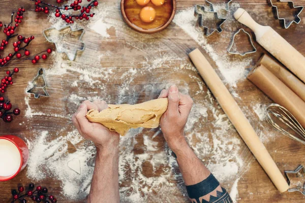 Mézeskalács tésztát a karácsonyi cookie-k — Stock Fotó