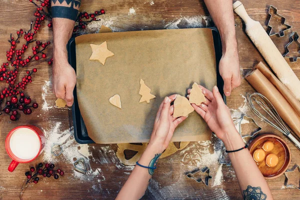 Christmas cookies on baking paper — Free Stock Photo