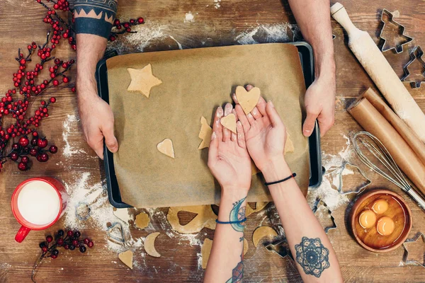 Christmas cookies on baking paper — Free Stock Photo