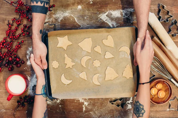 Galletas de Navidad en papel para hornear — Foto de Stock