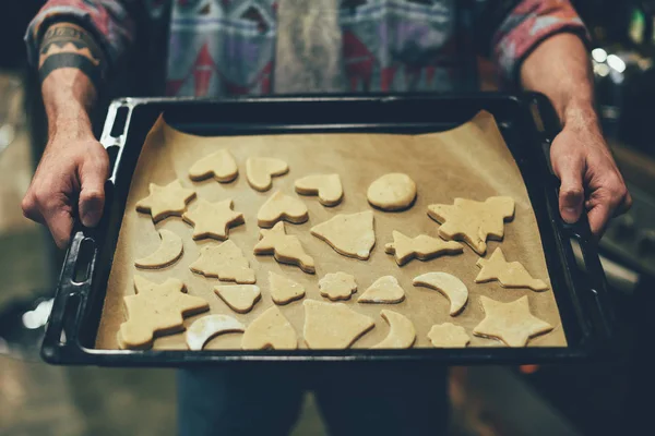 Pessoa assar biscoitos de Natal — Fotografia de Stock