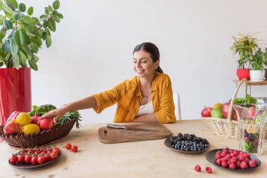 masada yemek ile gülümseyen kadın
