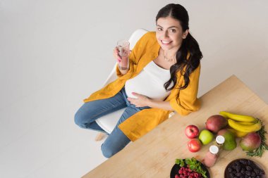 Detoks içki ile gülümseyen hamile kadın
