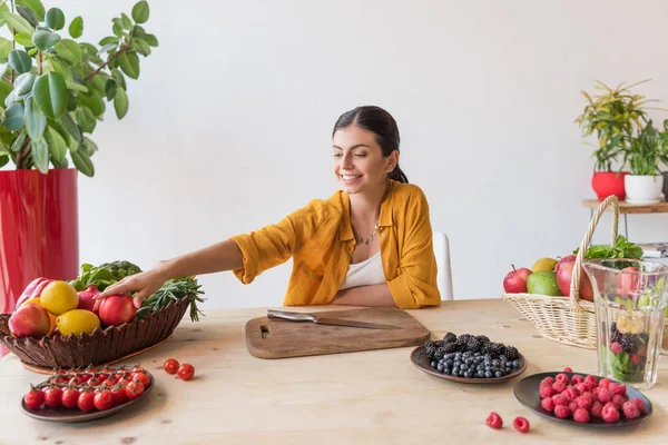 masada yemek ile gülümseyen kadın