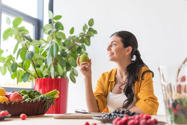 Woman with fresh apple — Stock Photo, Image