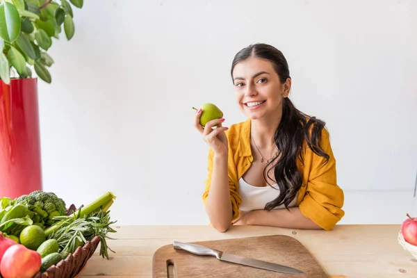 Женщина со свежим яблоком — стоковое фото