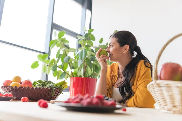 Woman with fresh apple — Stock Photo, Image