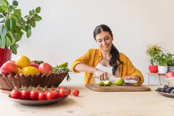 kadın kesme taze elma