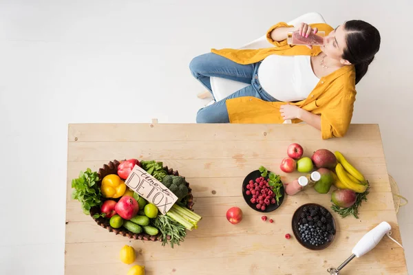 Pregnant woman drinking detox — Stock Photo, Image