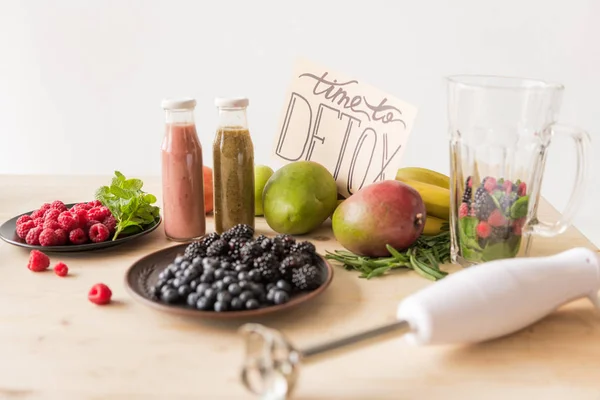 Detox drinks and organic food — Stock Photo, Image