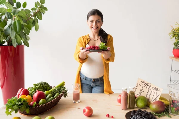 Mujer embarazada con alimentos orgánicos — Foto de Stock