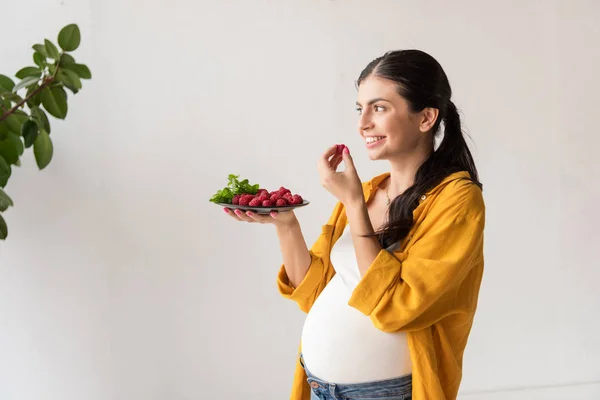 Mulher grávida com alimentos orgânicos — Fotografia de Stock