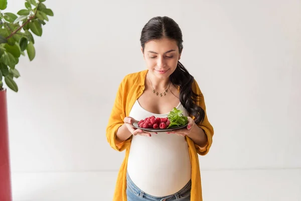 Mulher grávida com alimentos orgânicos — Fotografia de Stock