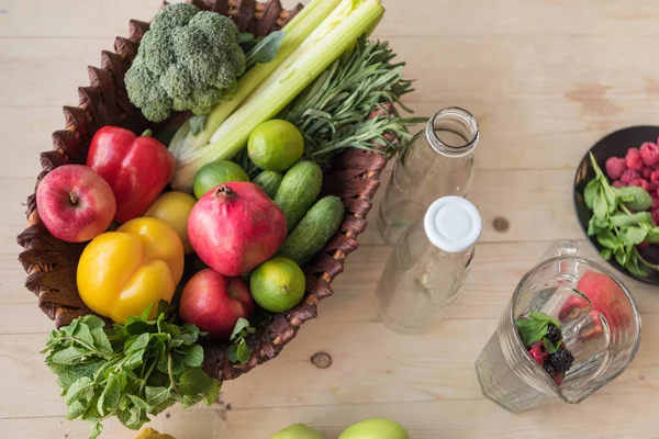 Organic food in basket — Stock Photo, Image